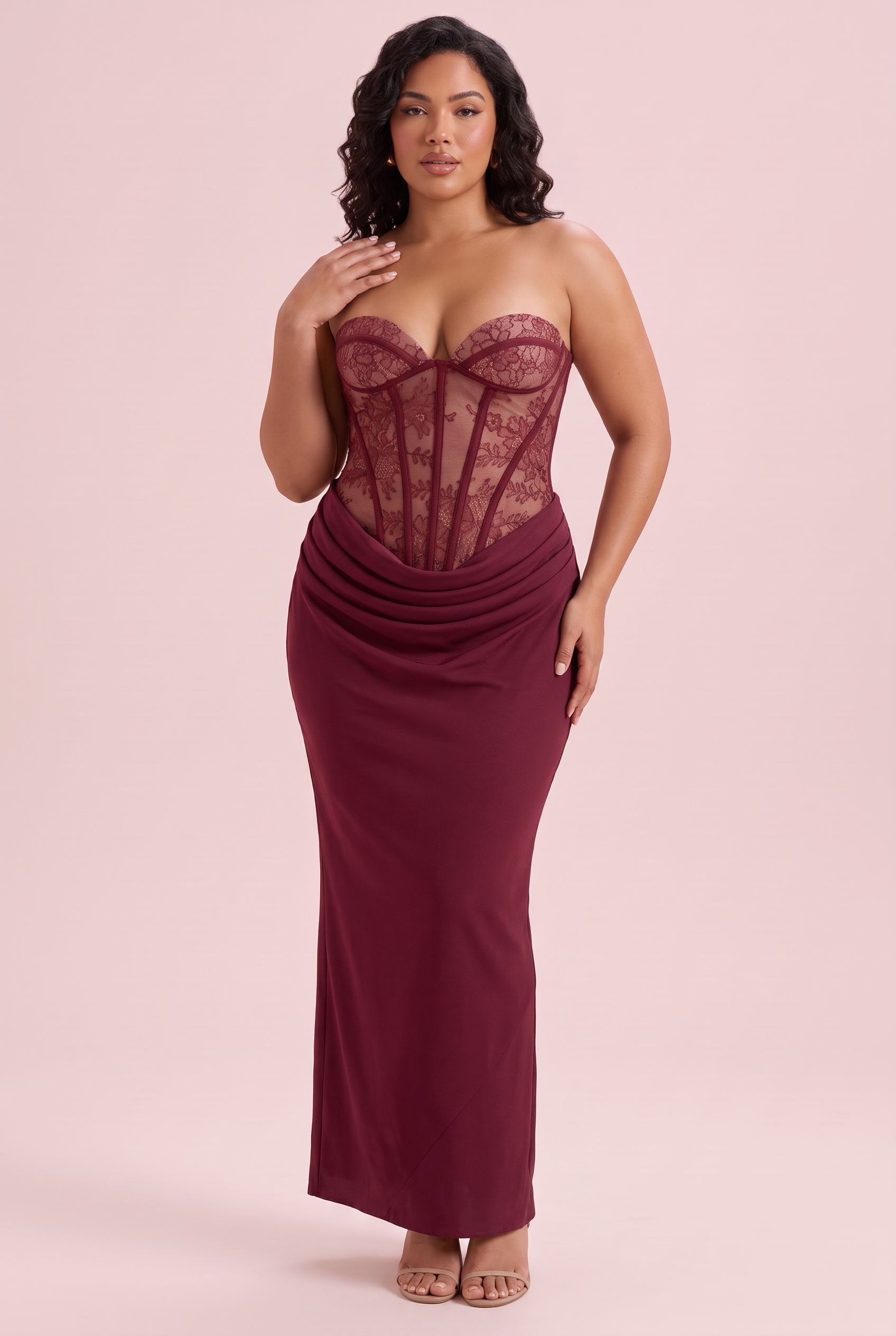 Robe longue bustier à corsage corset bordeaux | Porté sur une silhouette plus ronde | Lounelle Paris