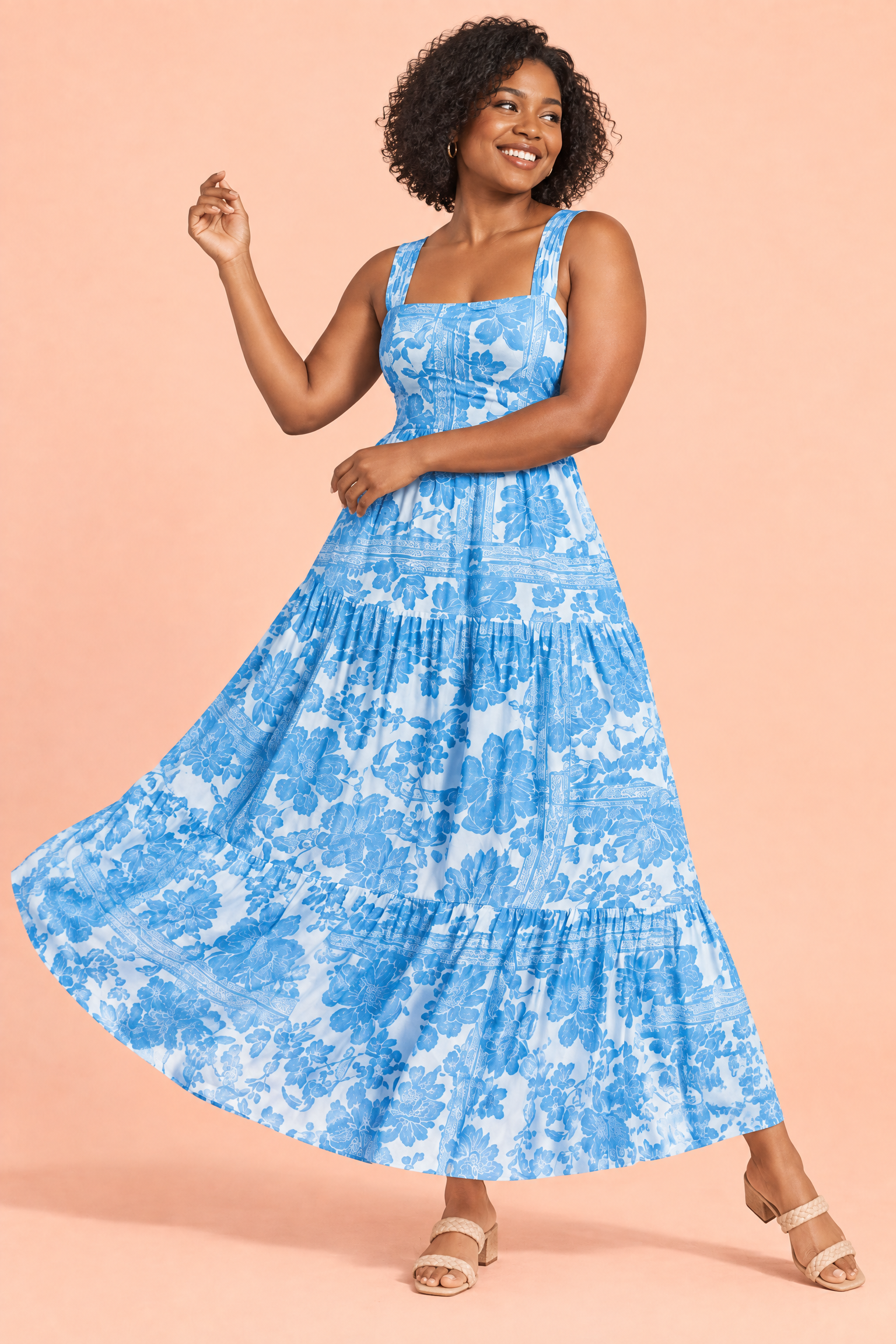 Robe midi bleue à imprimé porcelaine et encolure carrée | Vue en mouvement | Lounelle Paris