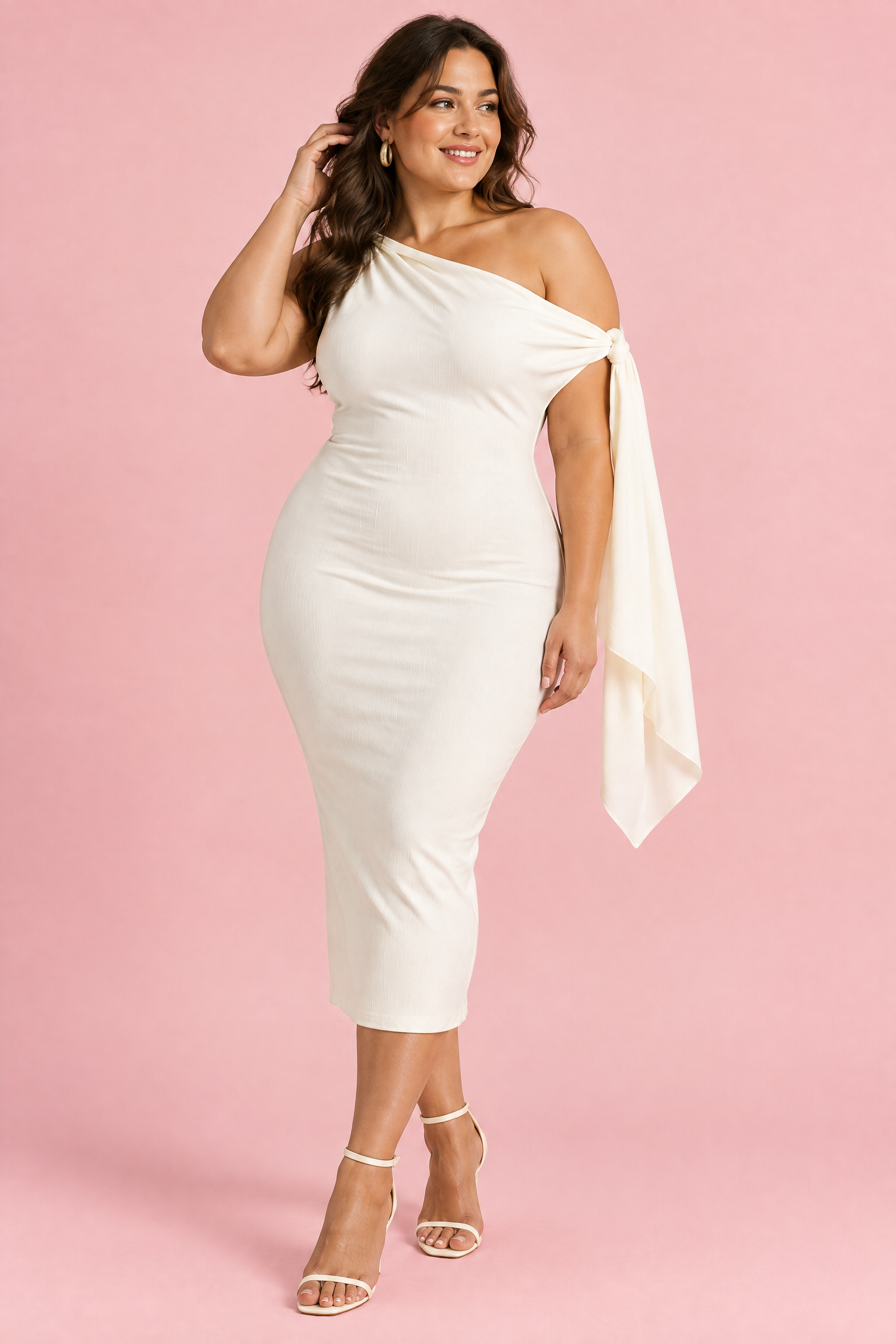 Robe midi blanche à encolure asymétrique avec détail de manche nouée | Porté sur une silhouette plus ronde | Lounelle Paris