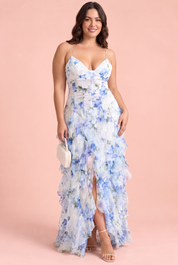 Robe longue bleue asymétrique à manches cape et imprimé lys | Porté sur une autre silhouette | Lounelle Paris