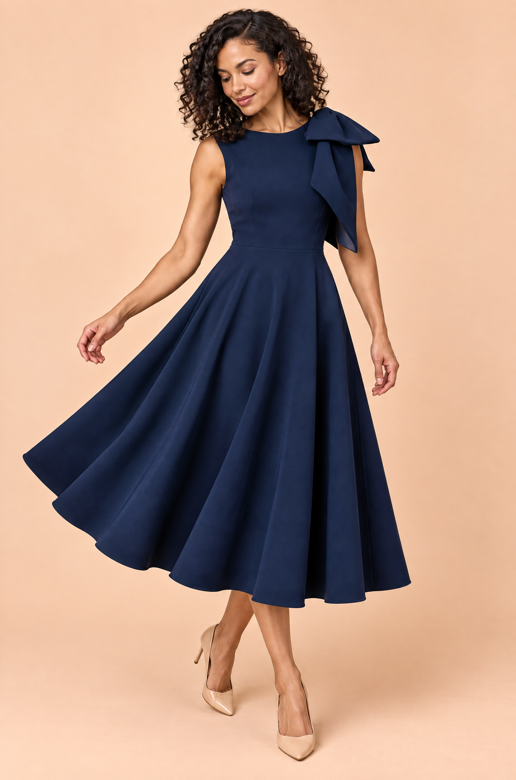 Robe midi bleu marine à encolure asymétrique et manche à nœud | Vue en mouvement | Lounelle Paris