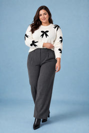 Pull blanc cassé motifs nœuds | Porté sur une silhouette plus ronde | Lounelle Paris