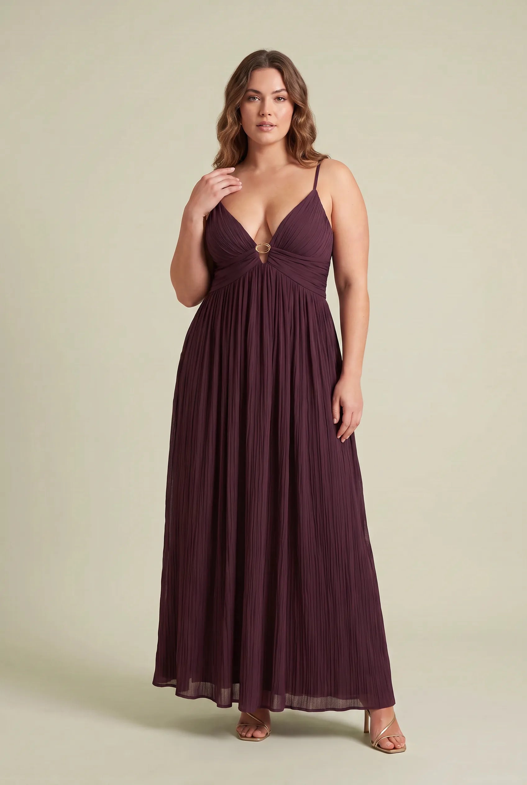 Robe longue bordeaux dos nu | Porté sur une silhouette plus ronde | Lounelle Paris