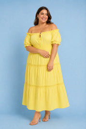 Robe longue jaune épaules dénudées | Porté sur une silhouette plus ronde | Lounelle Paris